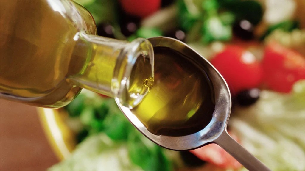 olive oil on a spoon that contain some types of fat