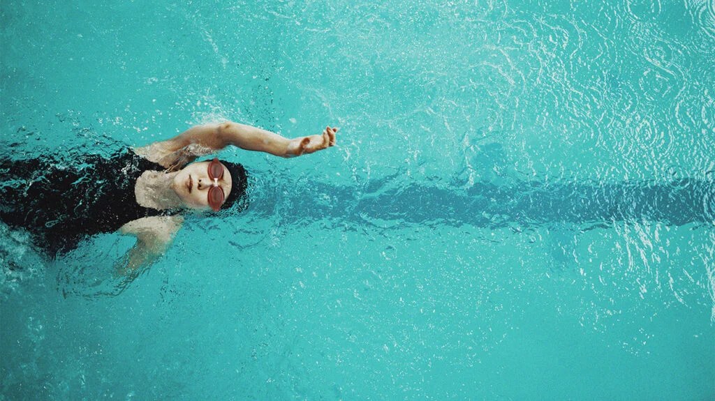 A person swimming in a swimming pool.