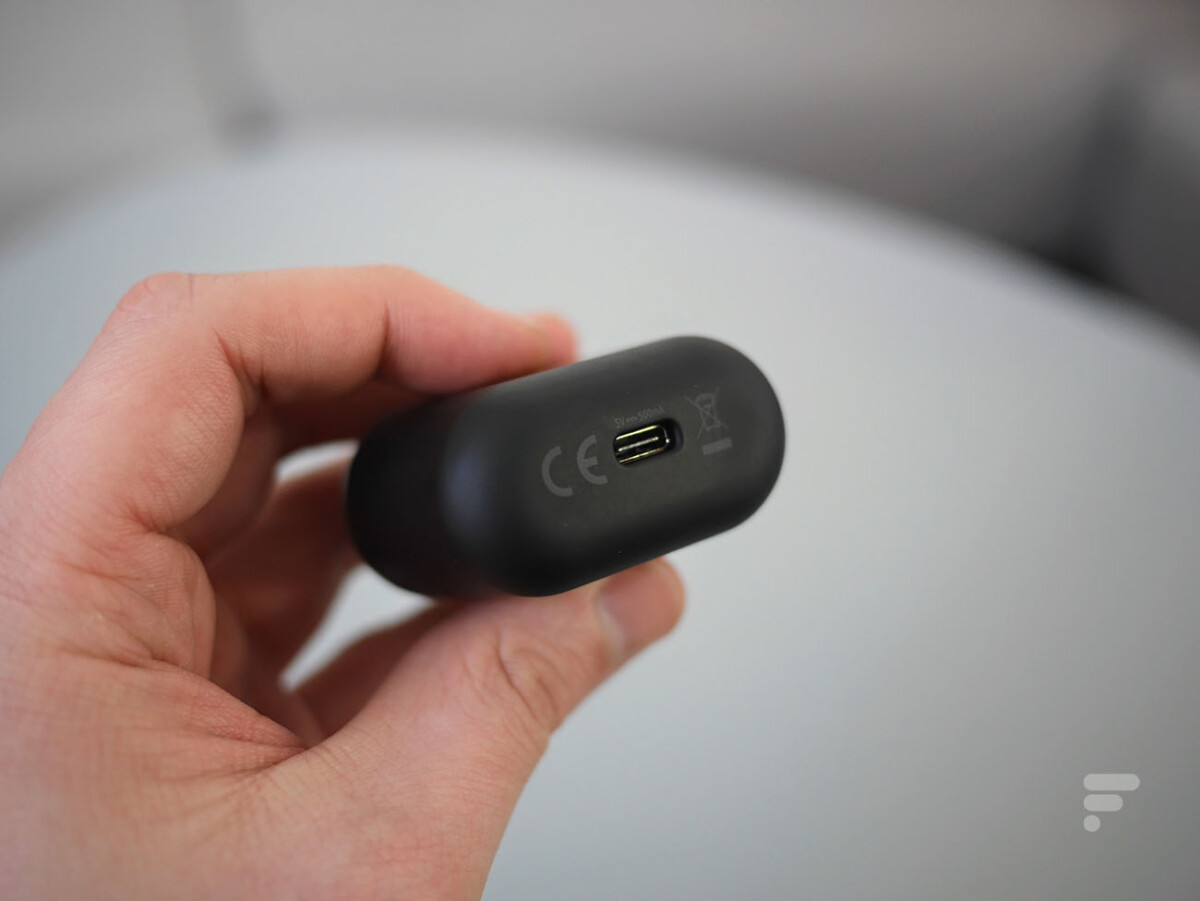 Le boîtier des écouteurs true wireless de Lidl se charge sans fil ou en USB-C