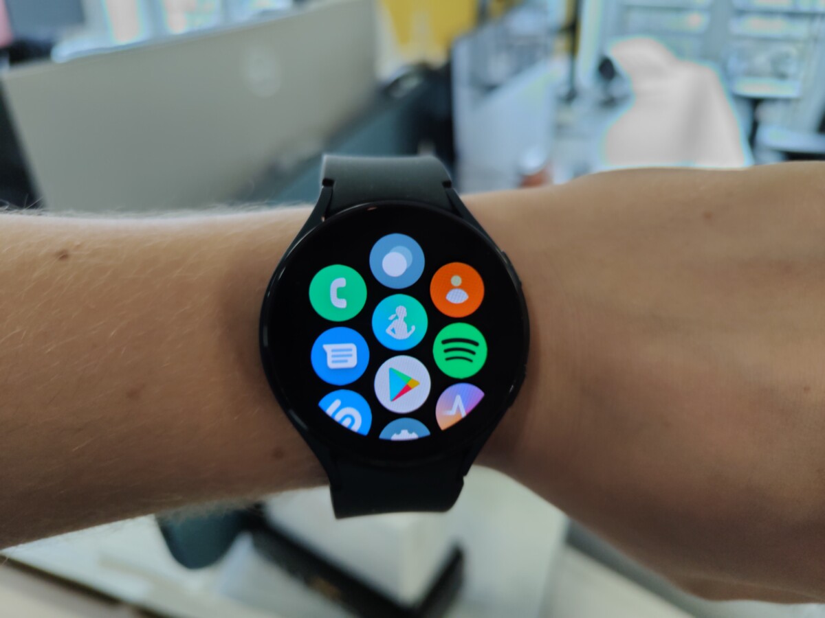 La Samsung Galaxy Watch 4 permet d'ouvrir la liste des applications par un glissement vers le haut