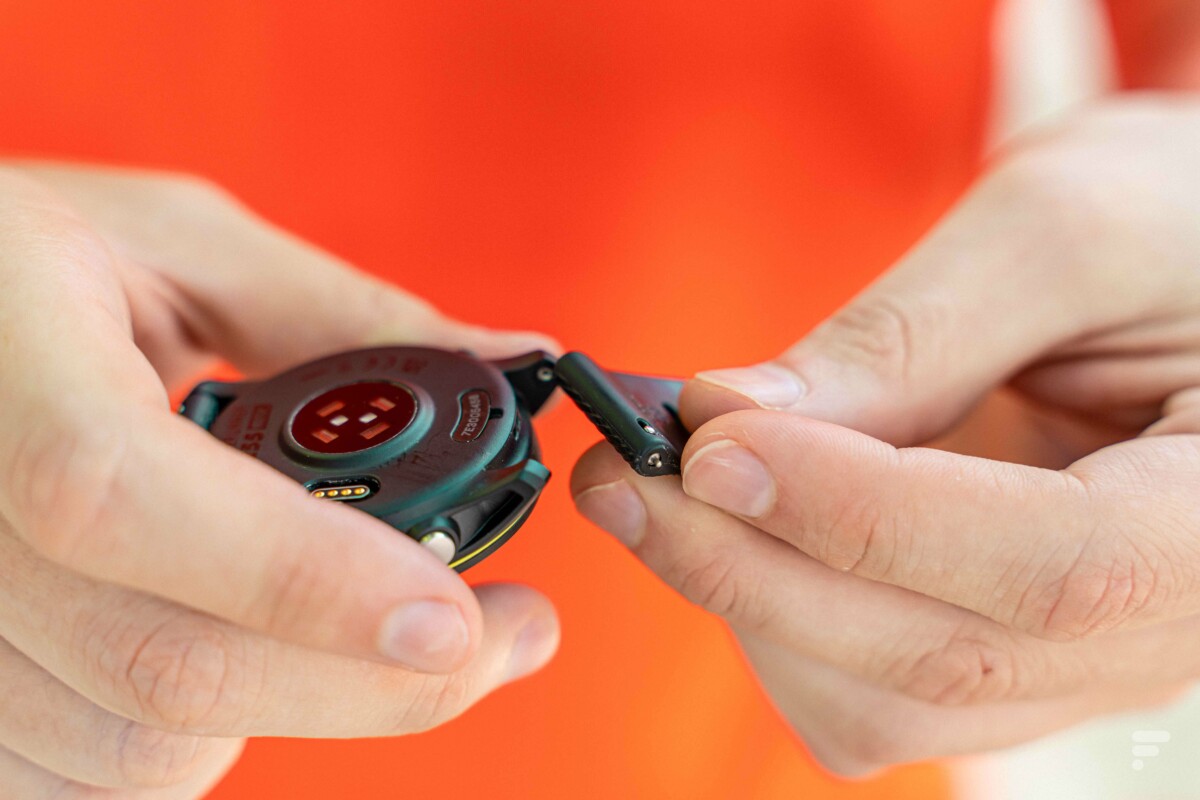 Le bracelet de la Garmin Forerunner 255 peut être facilement retiré