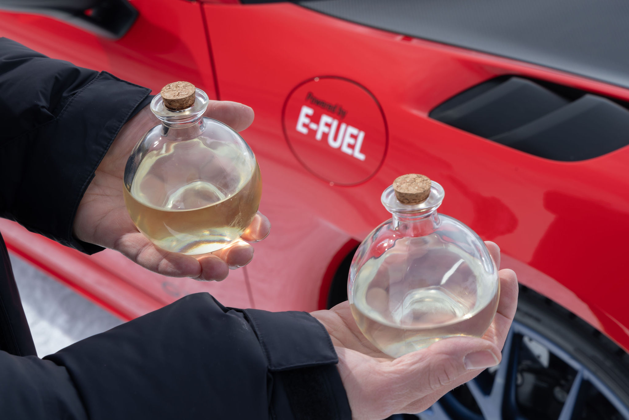 À gauche, du sans-plomb 98, à droit, du e-fuel // Source : Tibo pour Porsche France / Frandroid