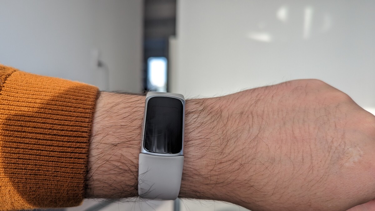 Fitbit charge 6 bracelet porté au poignet