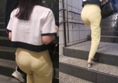 階段を上るお姉さんのエロいむちむちパン線透け着衣お尻盗撮