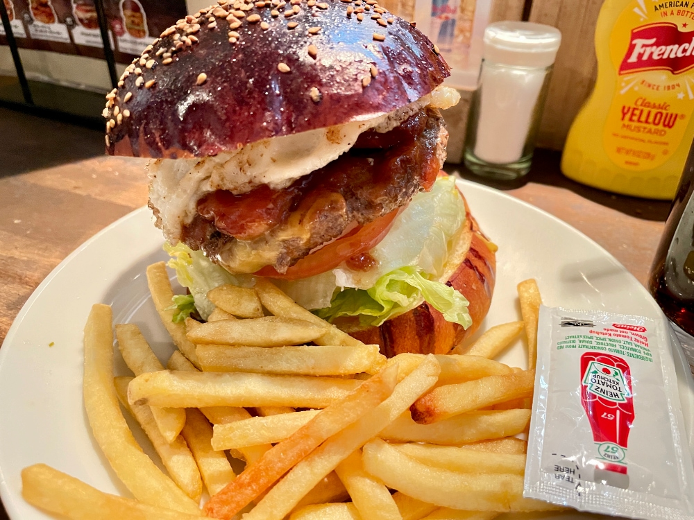 ハングリーヘブンのハンバーガー。でかい。