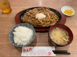 焼きそばにご飯と味噌汁が付いたBセット。