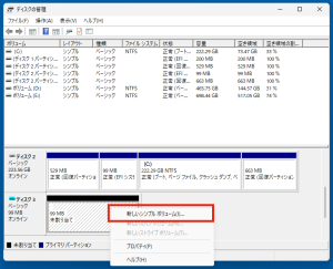 すると、先ほど不明なディスクだったところが「ベーシック 99MB オンライン」に変わります。右の「99MB 未割り当て」を右クリックして「新しいシンプルボリューム」を選択。