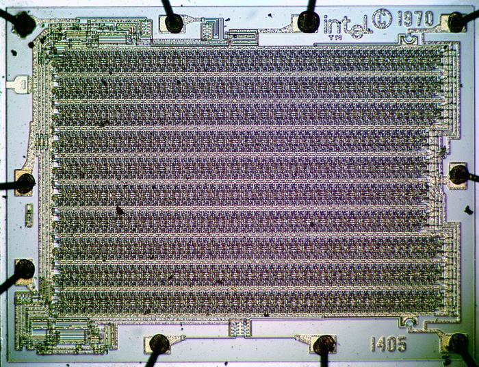 Die photo of the Intel 1405 shift register. This shift register was not used in the IBM 3270 but was used in other terminals such as the Datapoint 2200.