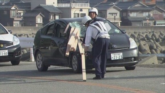 対向車の積み荷の木材が車に直撃 運転していた男性が死亡