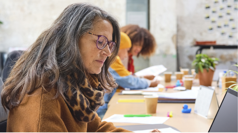 Drei Frauen, die in einem Büro arbeiten