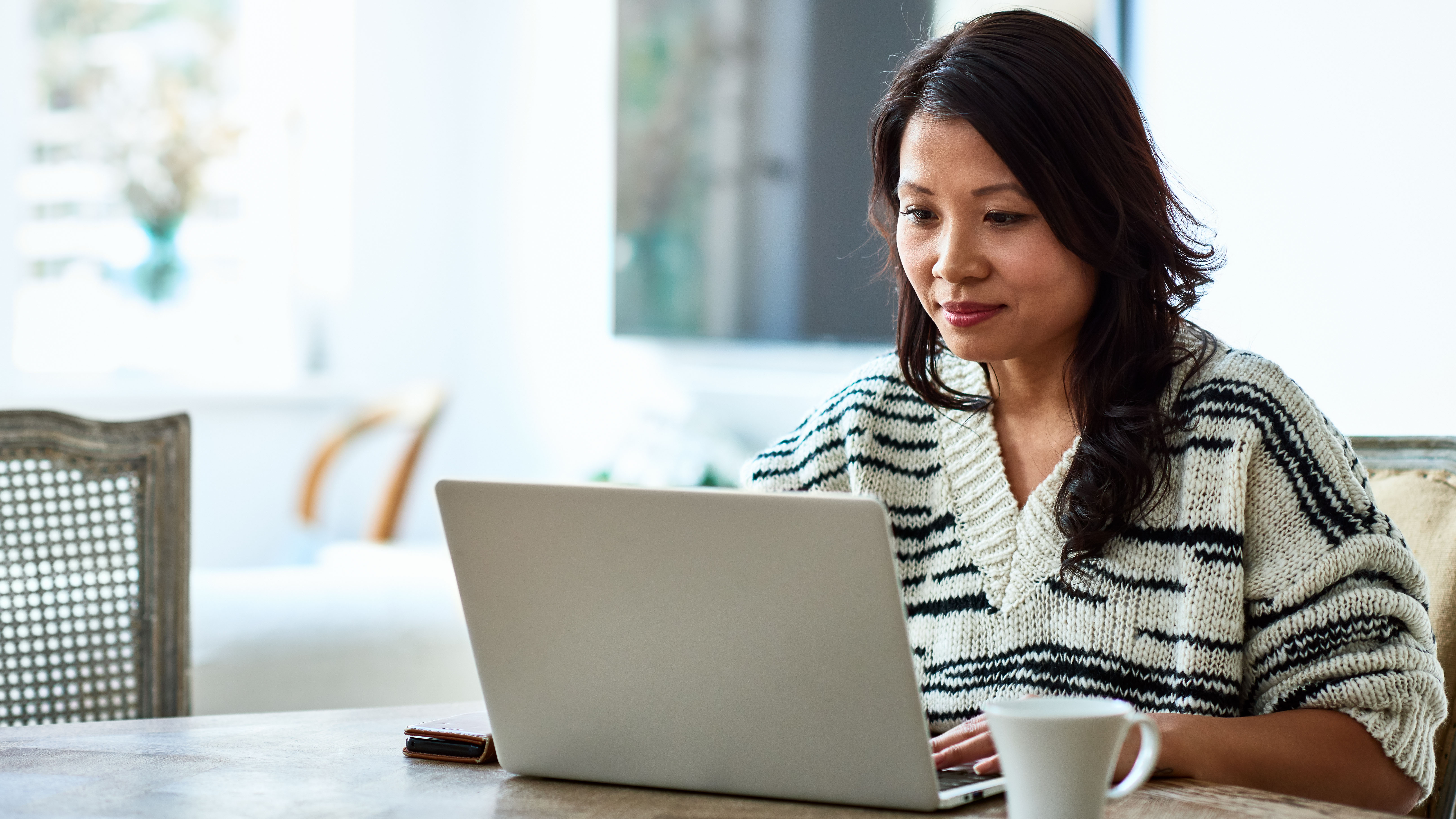 Frau, die an einem Laptop arbeitet