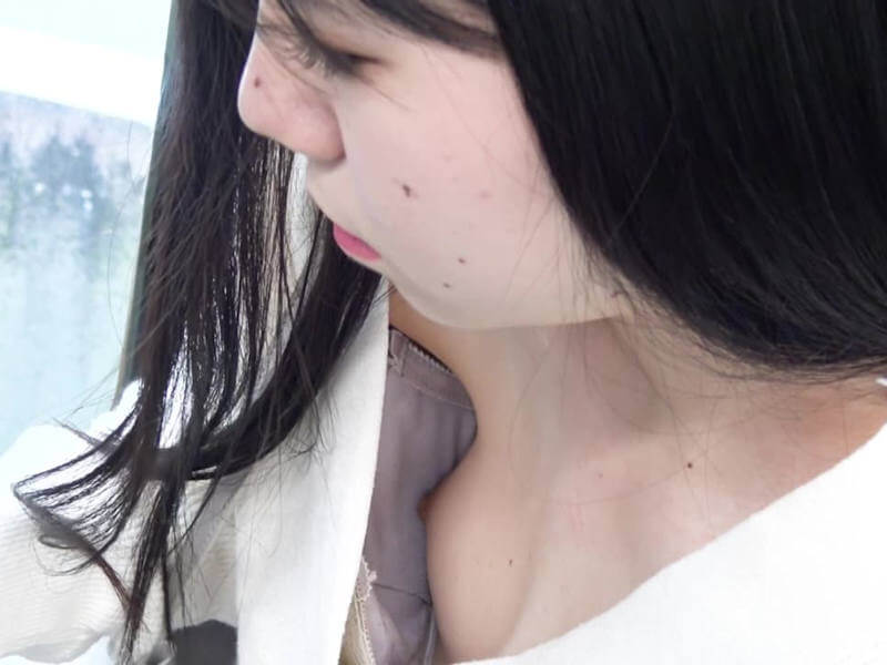 浮きブラしやすい貧乳女子の胸チラエロ画像