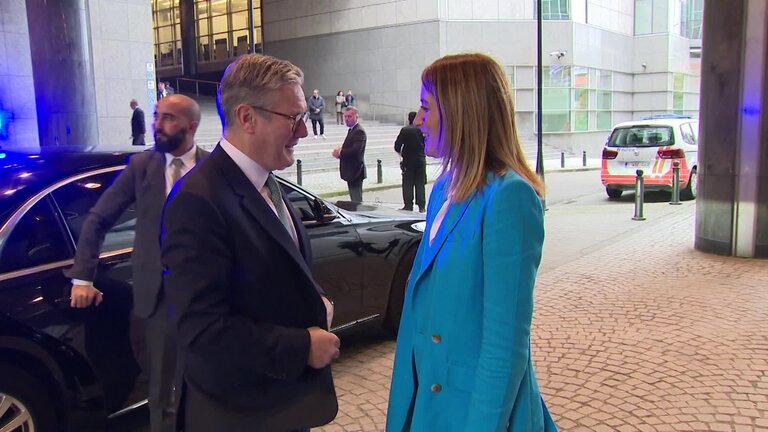 Roberta METSOLA, EP President, meets with Sir Keir STARMER, British Prime Minister : arrival, meeting and roundtable