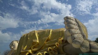 ミャンマー　バゴー　お寺　寝仏像