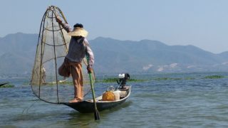 ミャンマー　ニャウンシェ　インレー湖　ボートツアー