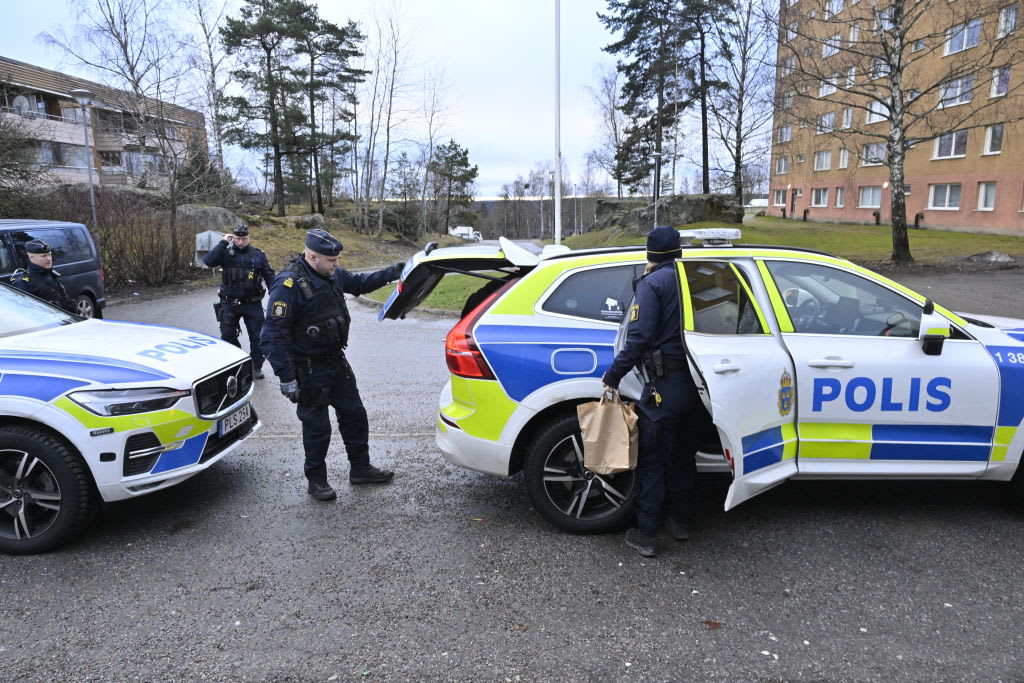 Une enquête pour meurtre a été ouverte et la police a annoncé en milieu de matinée que cinq personnes avaient été arrêtées.