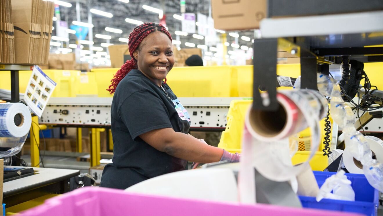 Everything you should know about Amazon’s hourly wage and benefits offerings for fulfillment employees 