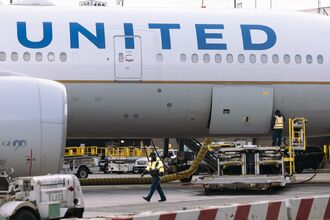 United Airlines Gains As Forecast Beats Estimates