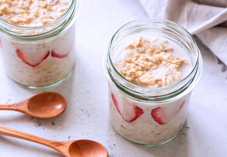 Overnight oatmeal strawberries yogurt