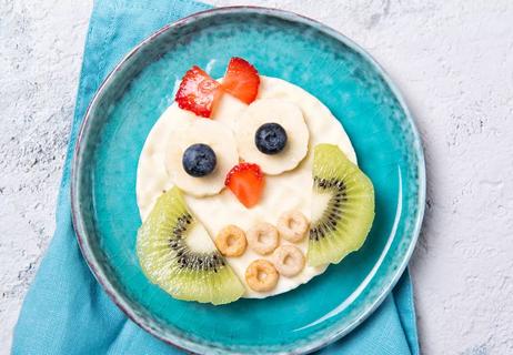 Breakfast foods arranged on a plate to look like an owl