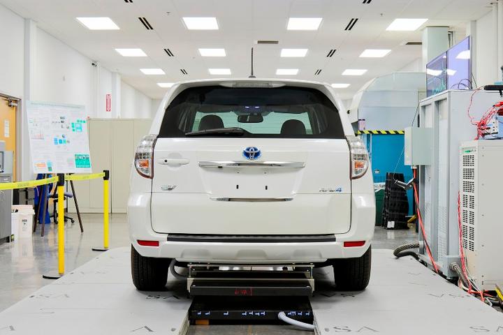 Oak Ridge researchers have demonstrated the 20 kW wireless car charging technology using an electric Toyota RAV4 equipped with an extra 10 kWh battery