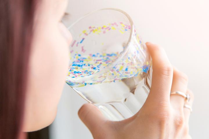 A new study has compared the volume of microplastics people consume through water, seafood and salt with the concentrations that cause damage to human cells