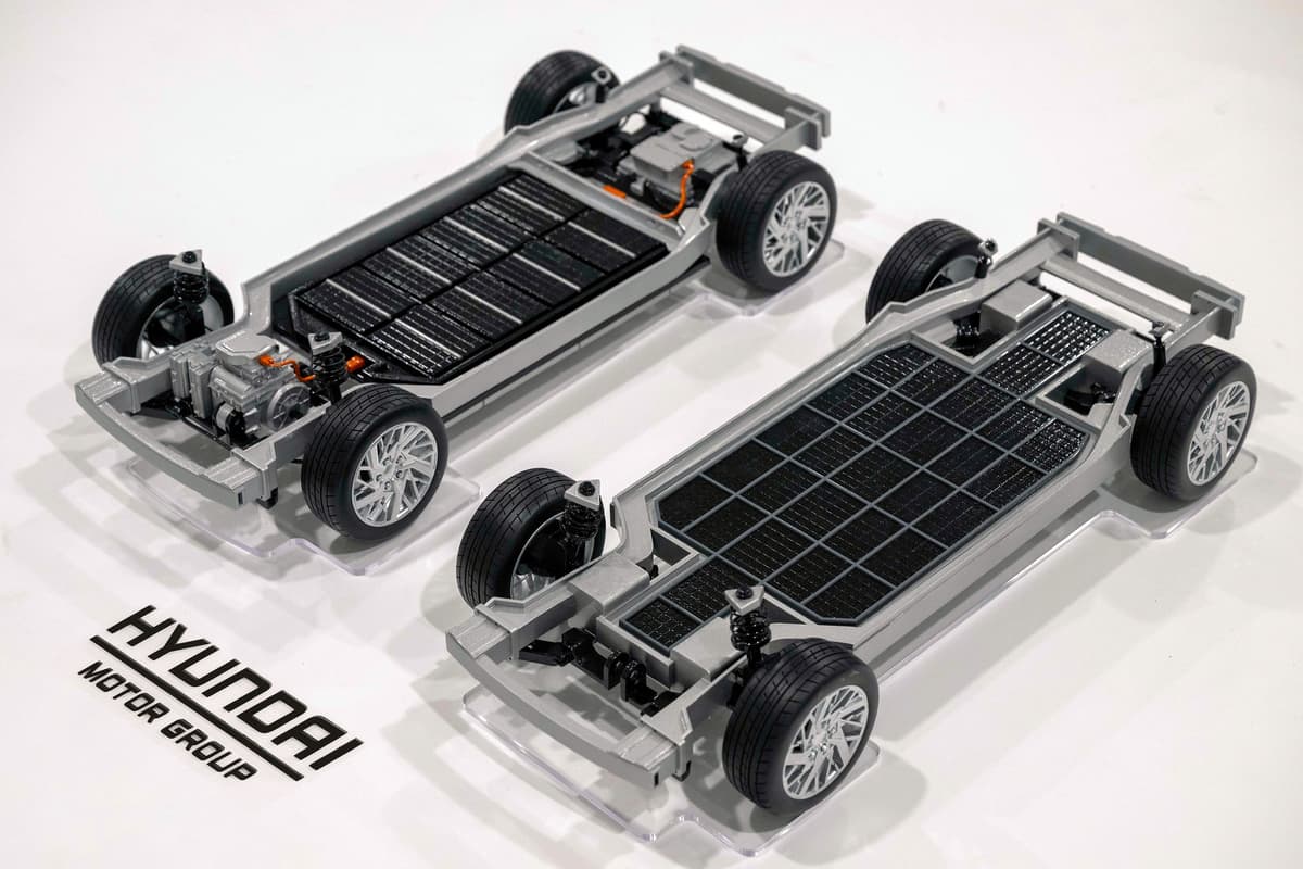 A conventional EV drivetrain (left) as compared to a Uni Wheel setup (right)