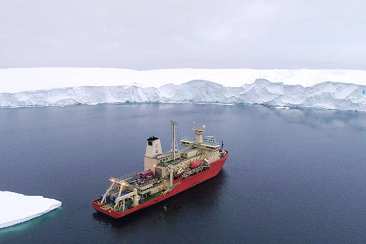 Research vessel in front of the Thwaites Glacier