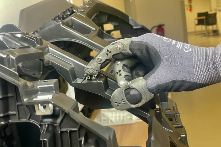 Each of the Artus exoskeleton's DigiLock joints can withstand the torque created by loads of up to 4 kg (9 lb) at the fingertip