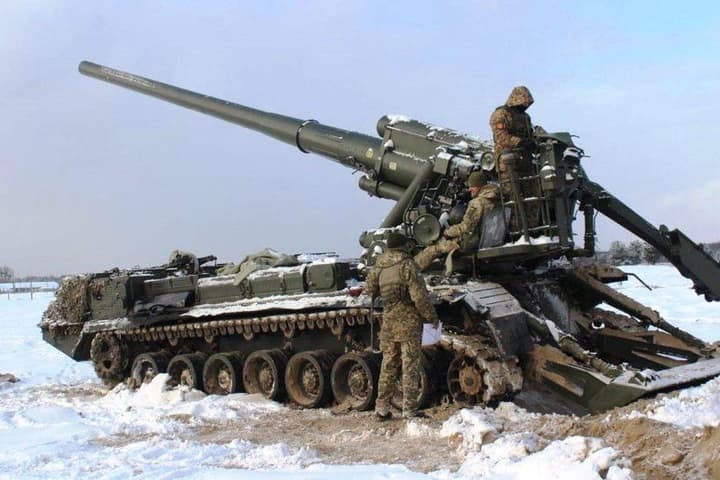 A Ukrainian 2S7 Pion heavy artillery piece