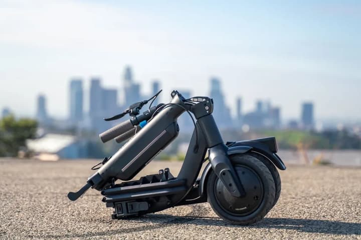 Riley RS3 electric scooter folds down to 649 x 272 x 474 mm and weighs 14 kg