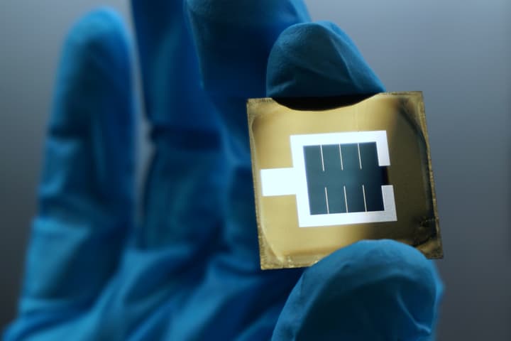 A new perovskite/silicon tandem solar cell has set a record efficiency of 32.5%