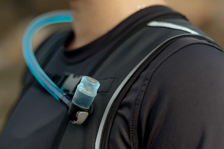 Magnets in the shoulder strap and bite valve hold the latter in place