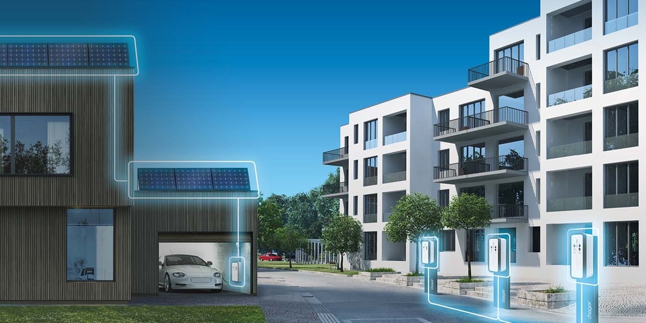 Bâtiment résidentiel moderne avec panneaux solaires et bornes de recharge pour véhicules électriques