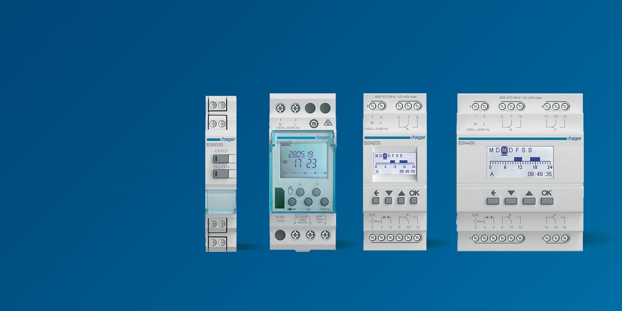 Gamme d'appareils électriques de Hager sur fond bleu, incluant des contacteurs modulaires et des compteurs d'énergie
