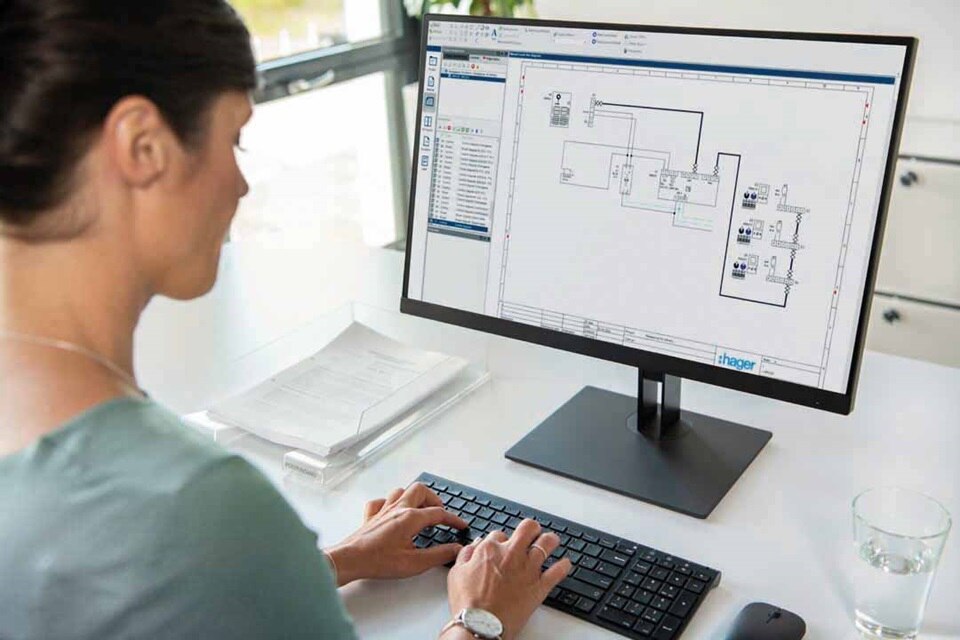 Medewerker gebruikt Hager elektrisch ontwerpsoftware op een computermonitor