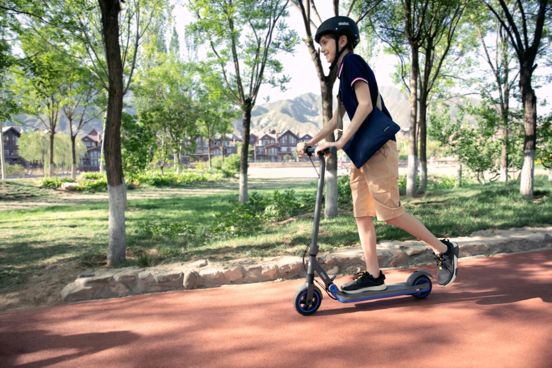 Essayez les 3 façons de conduire votre trottinette électrique !