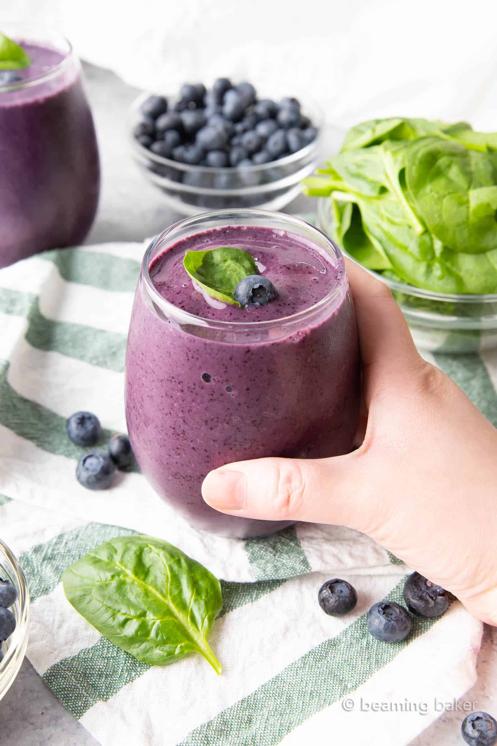 Blueberry Spinach Smoothie: an easy 4 ingredient recipe for a refreshing, healthy blueberry spinach smoothie packed with antioxidants. Ready in minutes. #Blueberry #Spinach #Smoothie #Healthy | Recipe at BeamingBaker.com