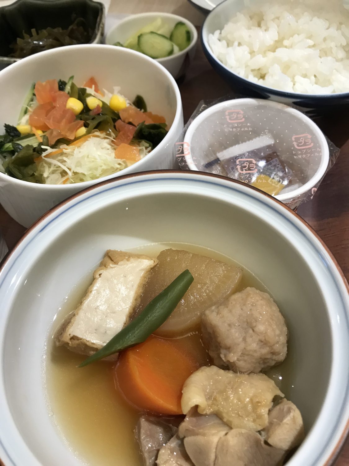 朝から煮物なんて、自宅ではまず有り得なくて嬉しすぎる。なお汁物は味噌汁、沖縄そば、それからもう１つから選べますが、私は沖縄そばをチョイス、うまかった。