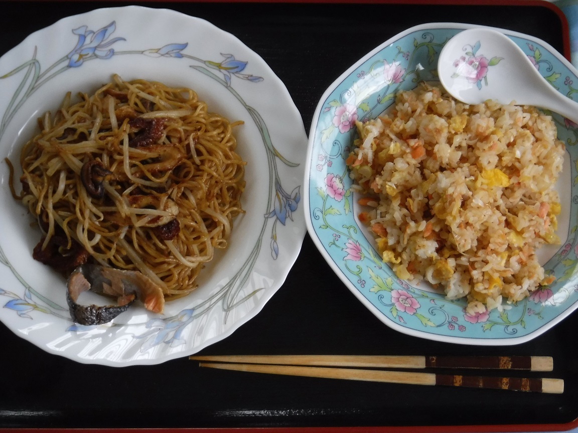 ブログ　ランチ　　焼きそばとシャケ梅チャーハン.jpg