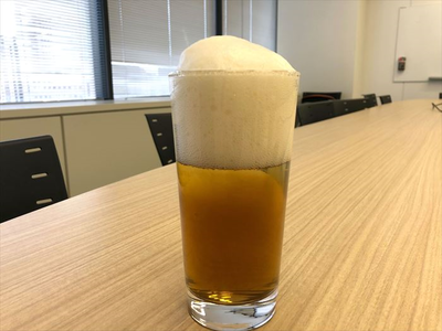 麦茶を炭酸で割ると「ビール」や「ハイボール」に似たジェネリックな飲み物になる