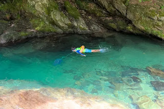 やはた温泉の四郷川を泳ぐ