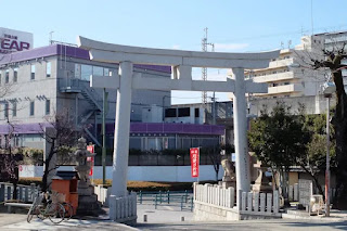 街中にある神社