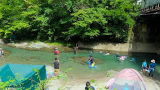 エメラルドグリーンの綺麗な清流