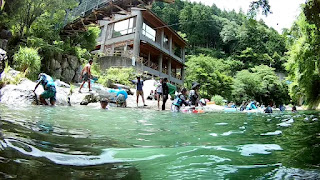 川から上がる