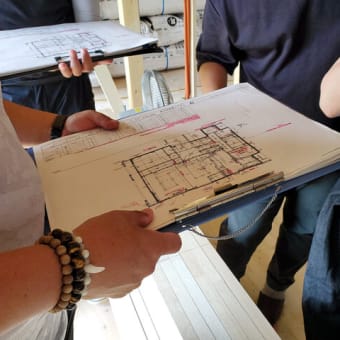 木造二階建ての庭付き一戸建て注文住宅新築の現場にて上棟後（棟上げ後）の住まい手さんご家族との打ち合わせ、コンセントやスイッチ類の打ち合わせ、間取りから立体化された空間構成と共に。