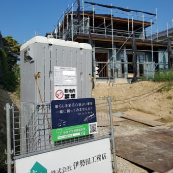 木造二階建ての庭付き一戸建て注文住宅新築の現場にて上棟後（棟上げ後）の住まい手さんご家族との打ち合わせ、コンセントやスイッチ類の打ち合わせ、間取りから立体化された空間構成と共に。