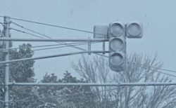 【衝撃画像】稼働中のLED信号機、雪でとんでもない状態に！