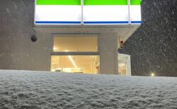 【衝撃画像】山形県のとあるファミマ。洒落にならないレベルの雪で入店困難！！！