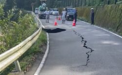 【衝撃映像】通行止めした道路が大崩落する瞬間！！